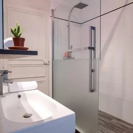 Appartamento Guestready - Classic Parisian Apartment On Canal Saint Martin Parigi